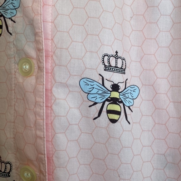 The Cats Pajamas S/S Soft Pink Button Up Queen Bee Print Size SMALL - Picture 2 of 8